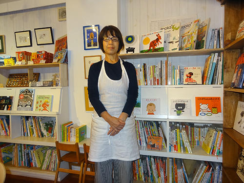 中川ひろたかさんの絵本とCDが揃う店内