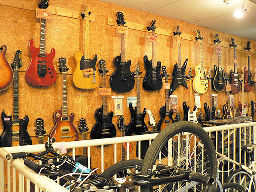 自転車や古いレコード、楽器など扱う商品の幅広さに圧倒される