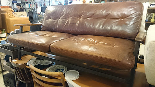 ACME Furnitureのソファー