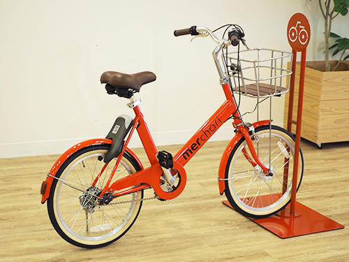 自転車はメルカリのブランドカラーである赤で統一