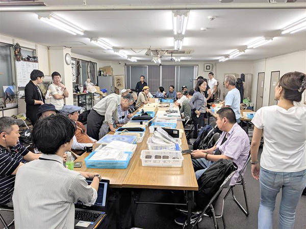 参加者は集まって談笑する