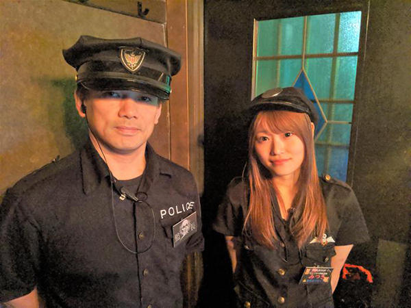 警察官に扮する店員