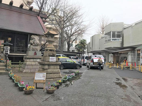 会場は氷川神社の境内に