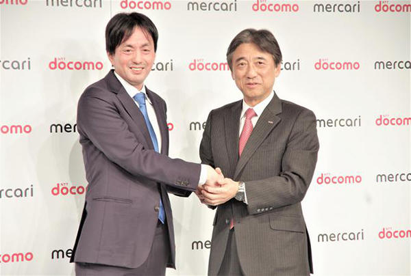 メルカリの山田進太郎CEO(左)とドコモの吉澤和弘社長