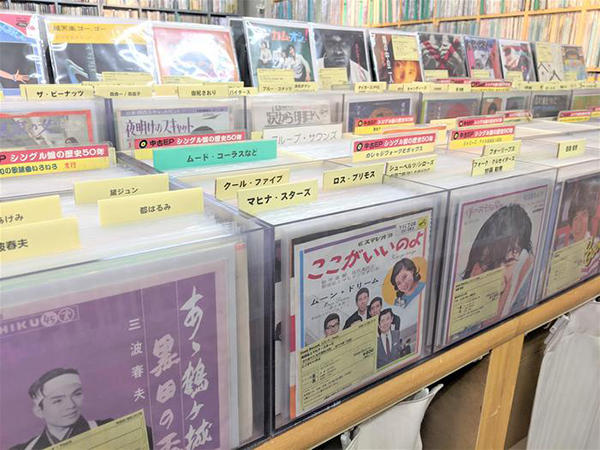 戦後～昭和世代が懐かしむレコードを陳列