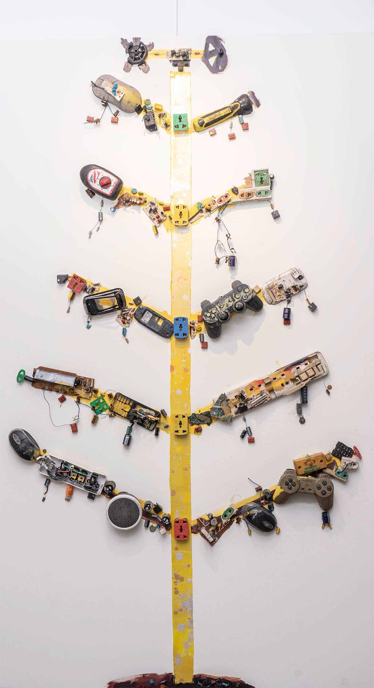 長坂さんの作品「E-Waste Tree 2019」