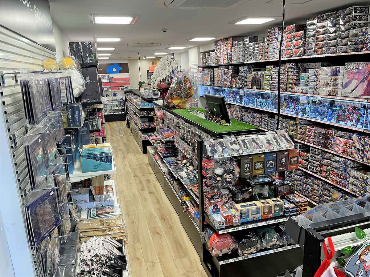 クリーンな印象を打ち出した店内にホビーが並ぶ