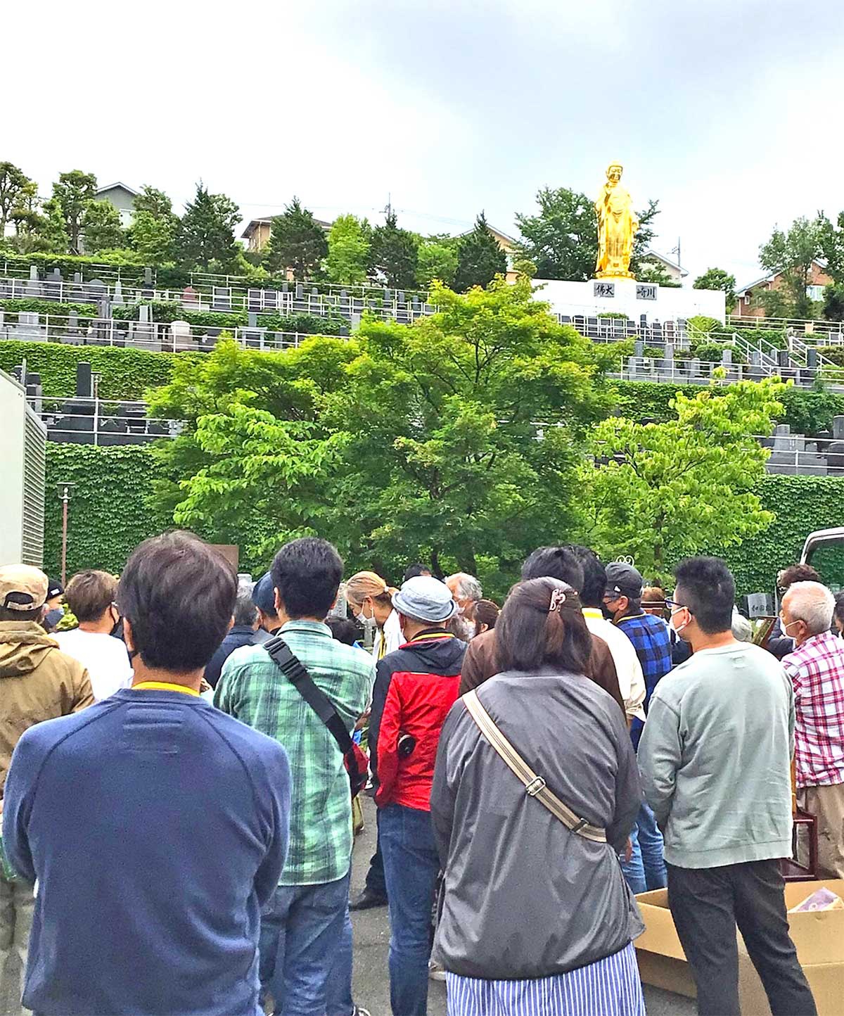 川崎霊園の黄金大仏が見下ろす敷地で競りが行われている