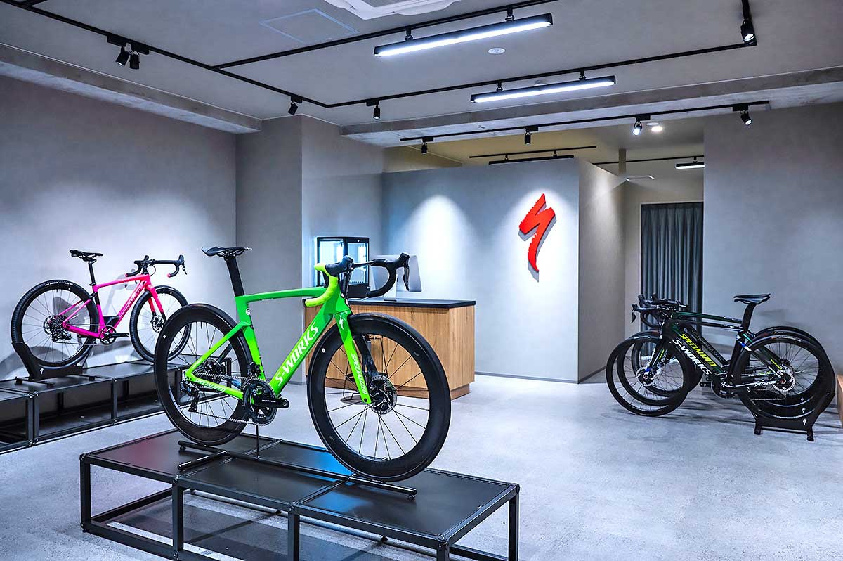 店舗の様子、定価の約7割で販売する