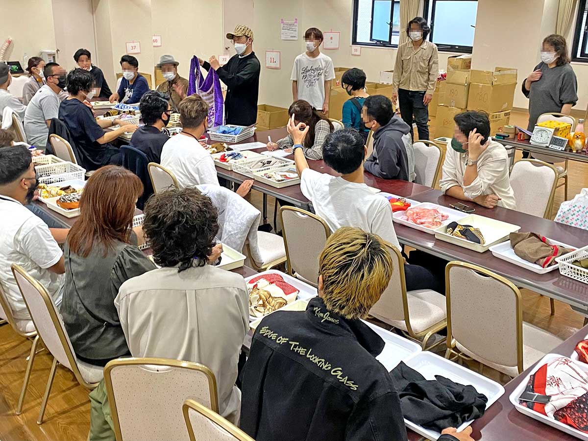 ブランド市場Top's　市場の様子。30～40人ほどが参加する