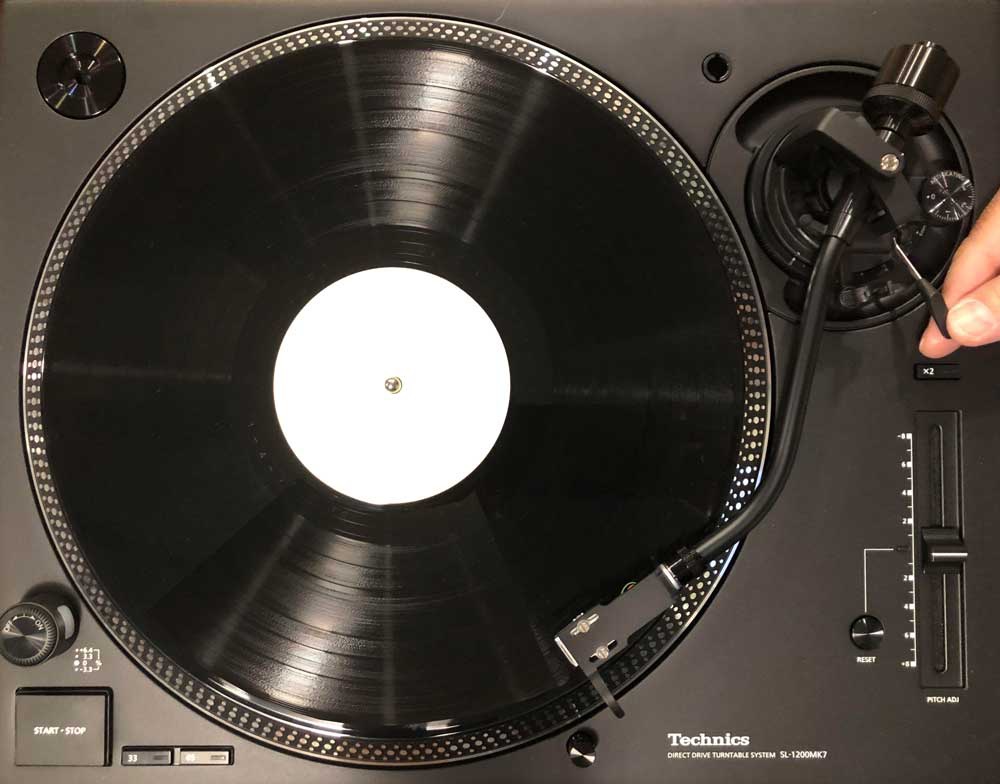 中古レコードの世界第20回　聞きたい曲の溝の上に針をキューイングレバー（リフターレバ ー）で下ろしましょう