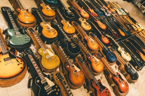 イケシブリユースでは400本の中古ギターやベースが揃う.jpg