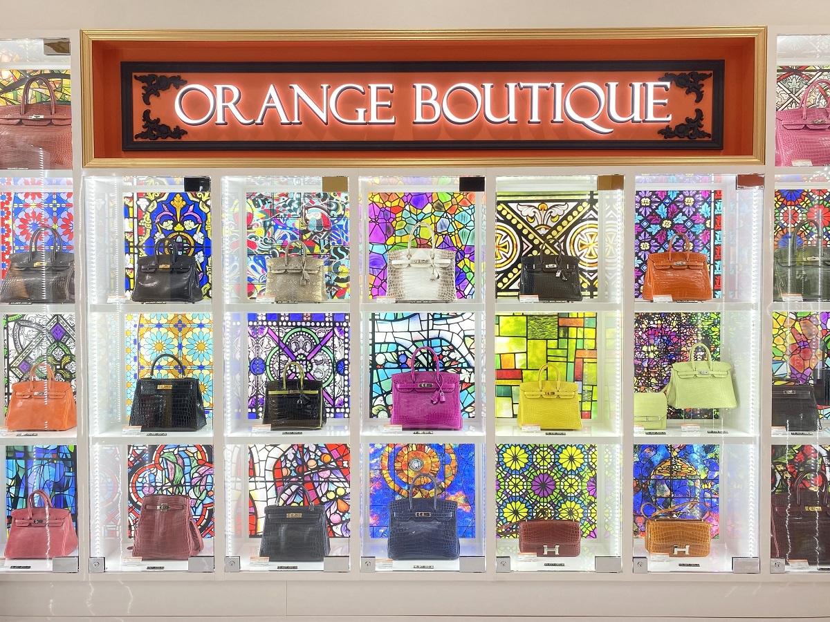 ORANGE BOUTIQUE 店内の様子。壁に取り付けられたケースにバッグが並ぶ