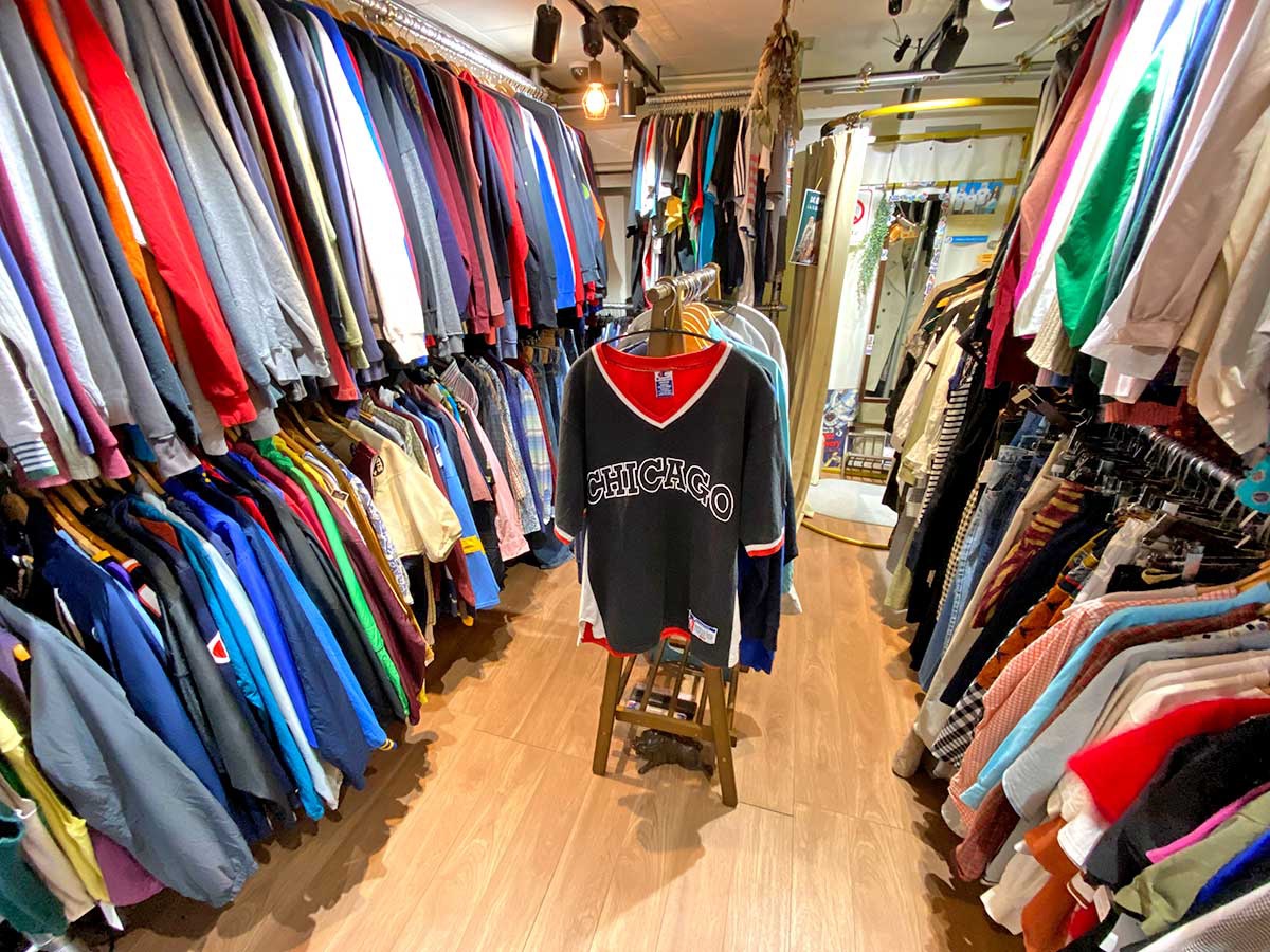 ユーサリ　約7坪の店内に常時400着のUS古着を取り扱う。