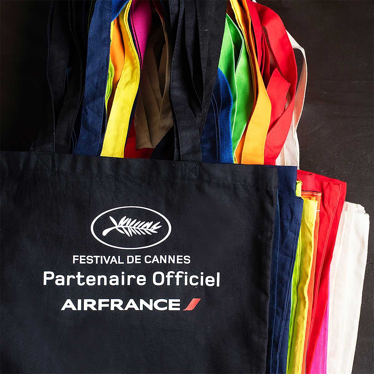 REUSE求めて世界へ飛ぶ　エールフランスのロゴが入った、カンヌ映画祭のエコバッグ。他にも映画祭のバッグを数多く販売した