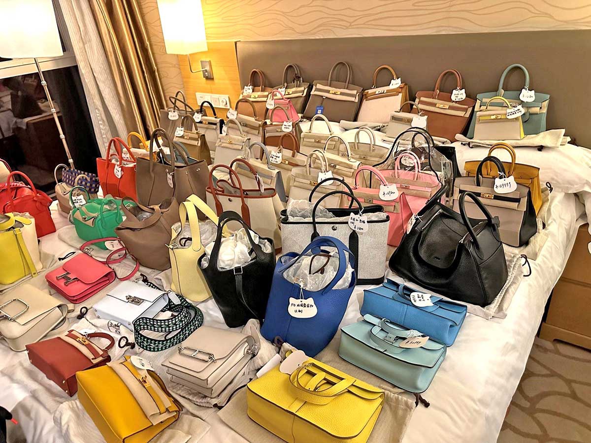 ワサビ　ベッドに置かれているブランド品にビックリ！