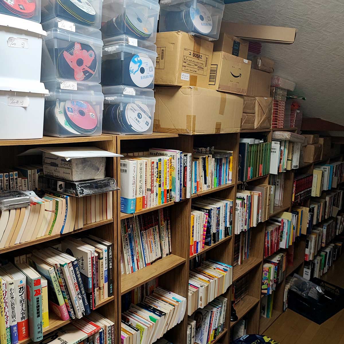 とづき書店　実店舗は構えず、事務所で作業する