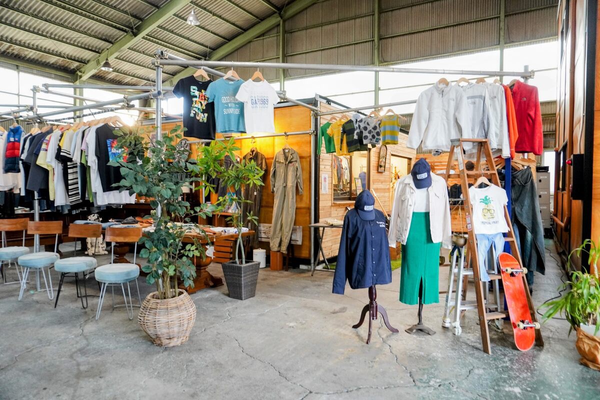 服部商店、倉庫内に設置したプレハブを中心に色とりどりの古着を陳列
