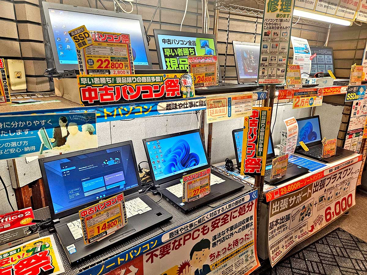 商品TREND PC編　メディエイターのパソコン市場巣鴨店。店内にはWin11搭載モデルのほか、クロームOSのPCも。