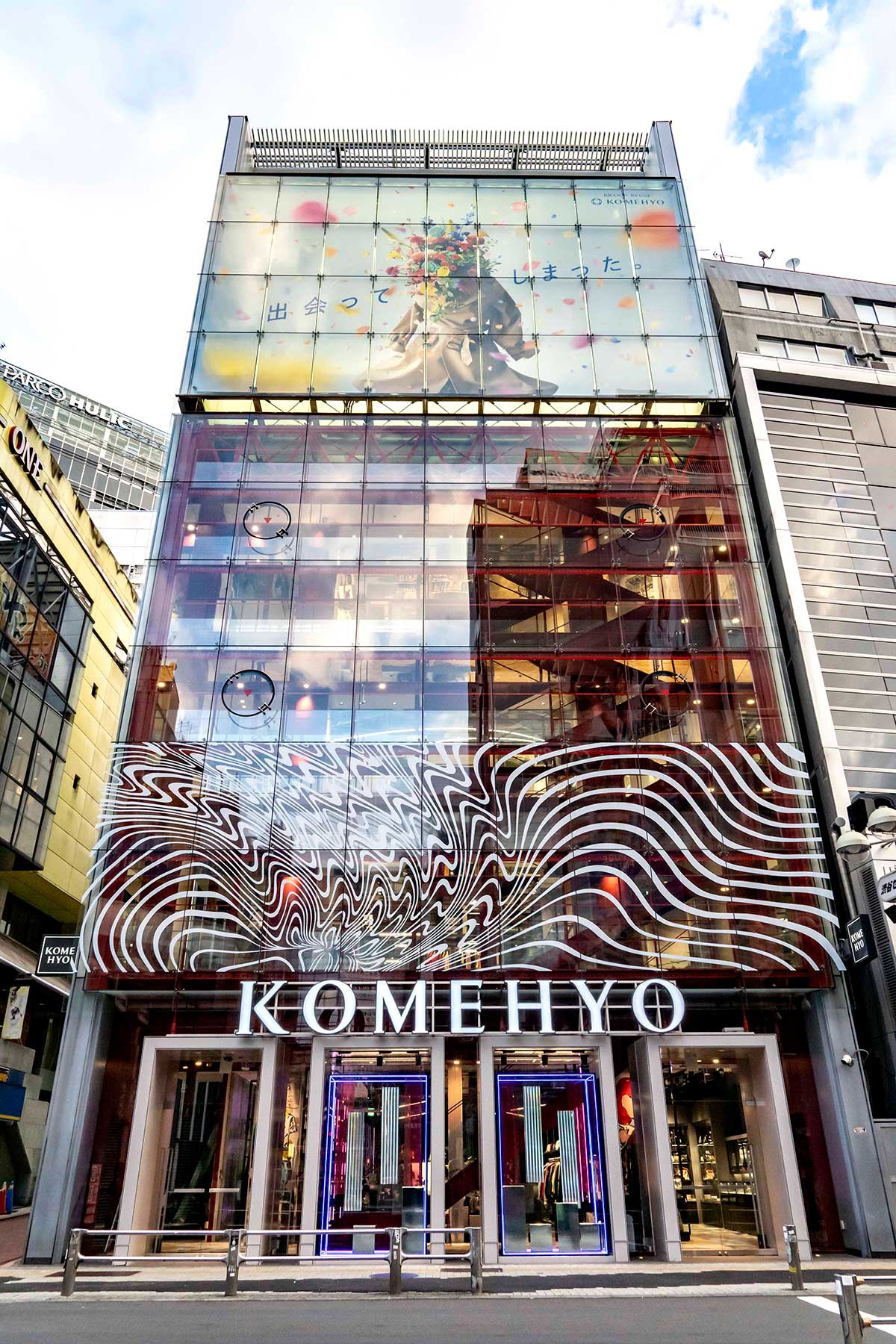 コメ兵　「KOMEH YO SHIBUYA」の外観。店内外のアートワークは、King Gnuをはじめとする様々なアーティストのミュージックビデオを手掛けるOSRIN氏が総合プロデュースを手掛けた。