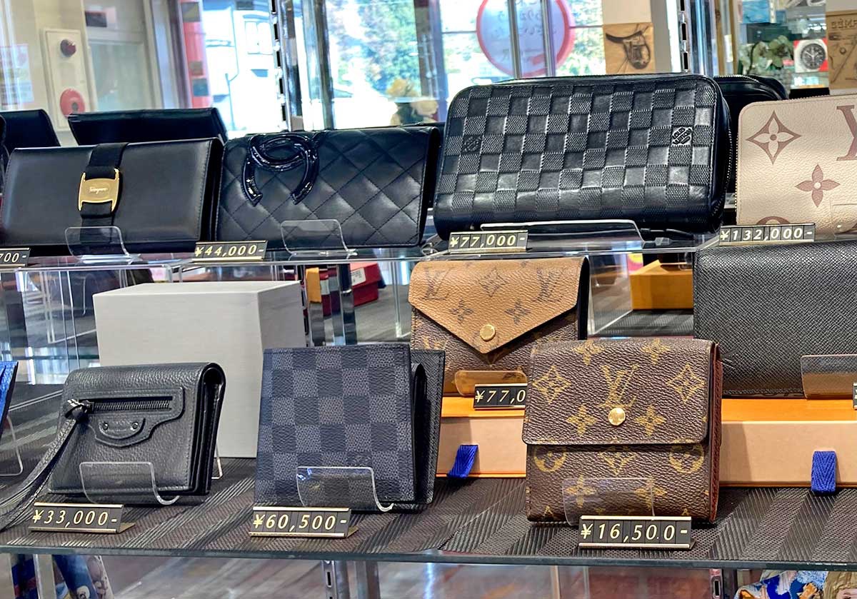 商品TREND　ブランド編　「エブリデイゴールドラッシュ北本店」の、財布の売り場。（上・下）長財布を奥に、ミニ財布やコインケースを前に置く。財布購入者の4割は男性で、男女ともにバレンシアガが人気だという