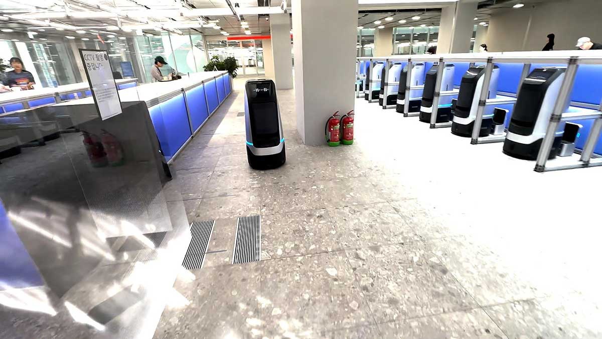 ワサビ　ネイバーはロボットテクノロジーに注力。オフィス内をロボットがうろうろしている