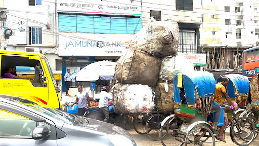 ワサビ　2階相当まで荷物を積み上げている