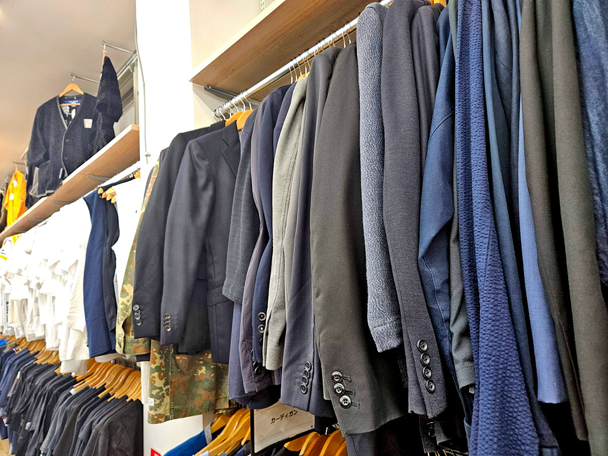 クールヴェール　リユース店に並ぶスーツ。売り場はごくわずかだ