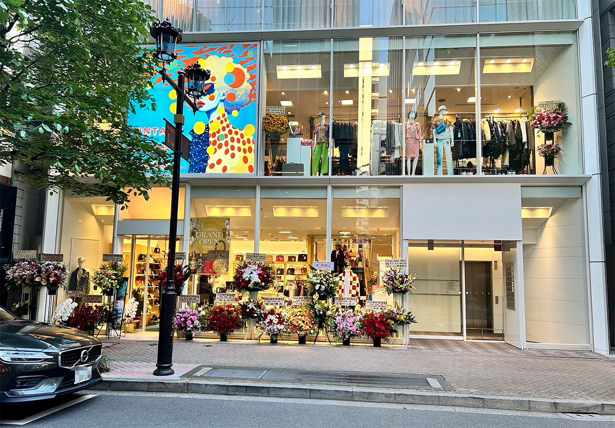 トリアイナ　店外から見て店内が目立つ内装に