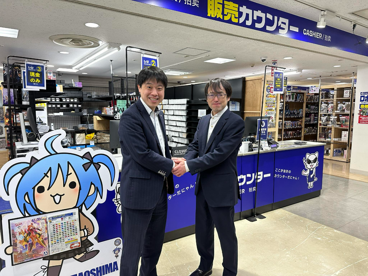 甲南チケット　駿河屋松本店　オープン日　エーツーの杉山綱重社長（右）甲南チケット　藤巻好仁社長（左）