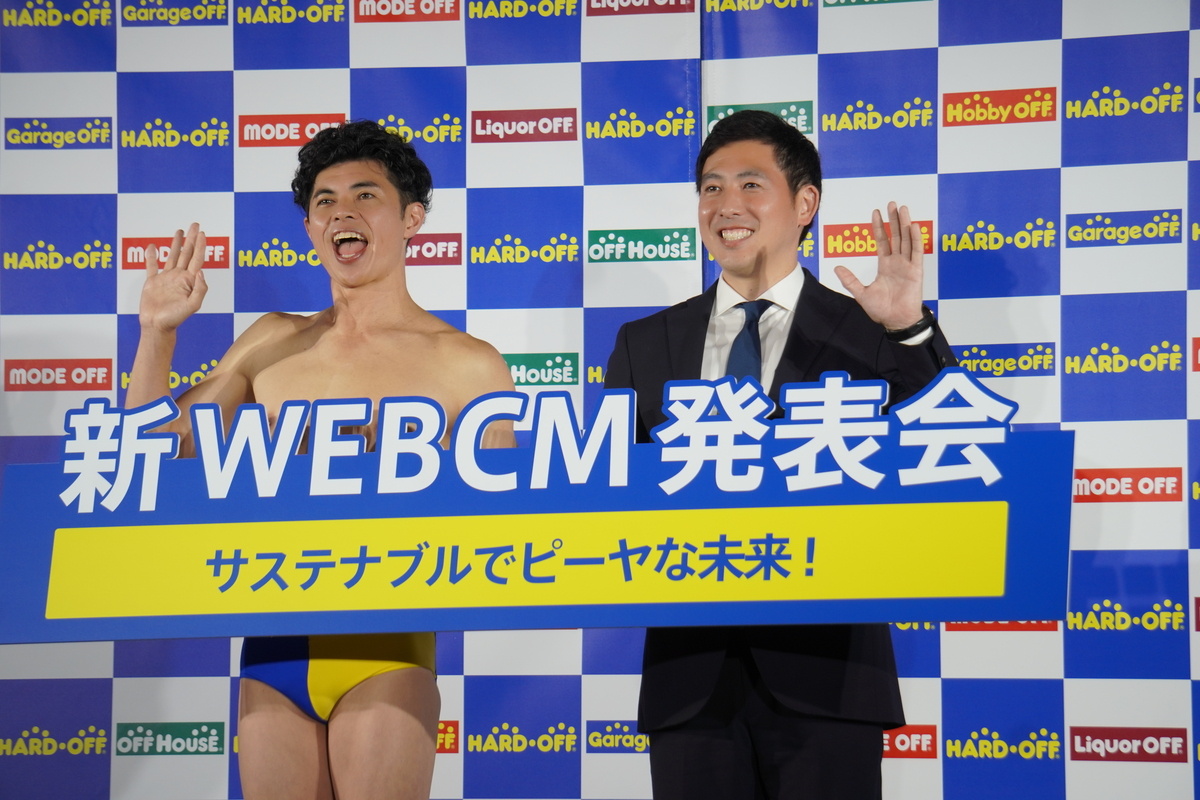 小島よしお氏（左）とハードオフ山本太郎社長
