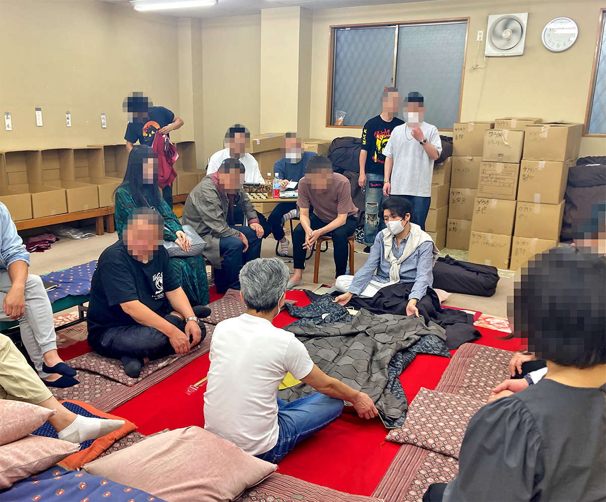 向島会　競りにかける前に商品を広げ、柄や状態を確認してもらう