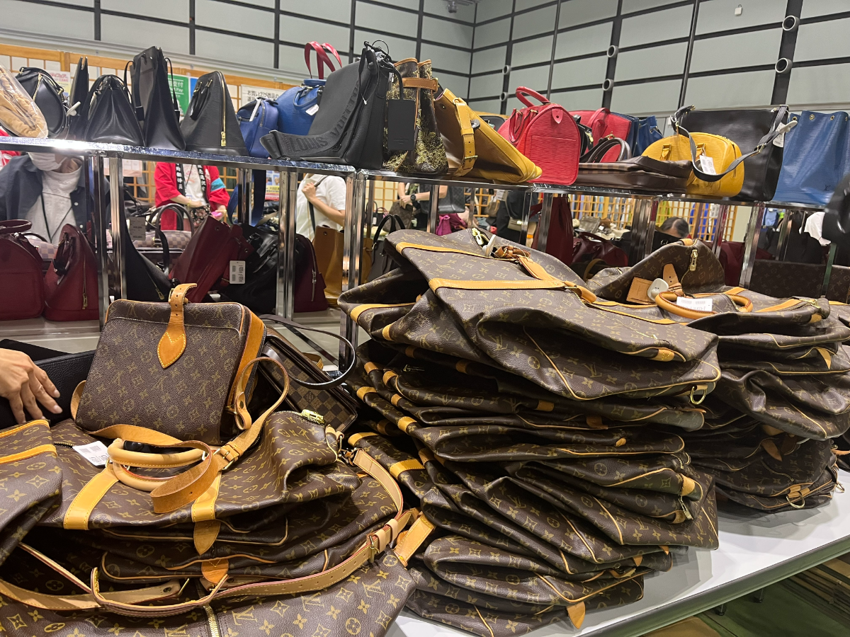 バッグ売り場　「ヴィトンの山」