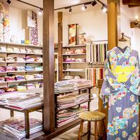 《全国ダーツの旅☆滋賀県》kimono tento、洋服感覚の着物コーデに出会い　新しい着方にハマった50代女性客