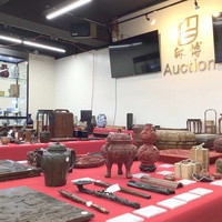 沐博Auction、日中の美術品や骨董品を競る