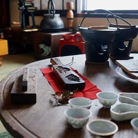 古道具屋うさぎ、北海道移住者が古物店　古民家から仕入れ