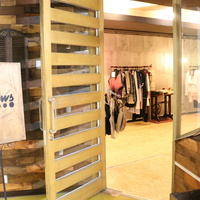 glows、デザイン専門学校の無人古着店 古着や学生のリメイクアイテムが約540点