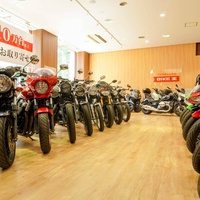 バイク王、世田谷に旗艦店を開店　つるの剛士らがテープカット