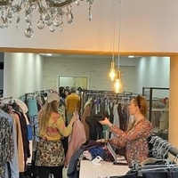 「海外の2次流通_Vol.70」ベルリンの新感覚セカンドハンドショップ　洋服ラックレンタルで「蚤の市」感覚を演出