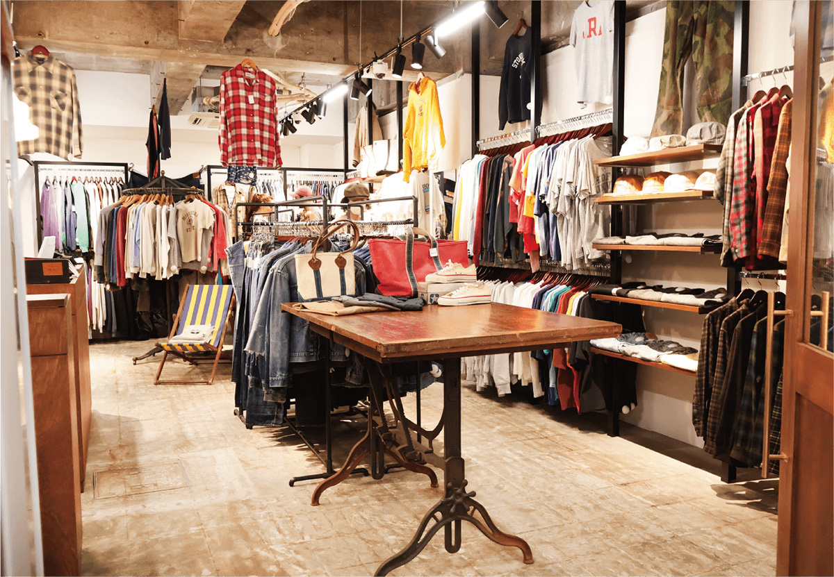 KOV　店内の什器の多くは名古屋市内にあるヴィンテージストア「STORE IN FACTORY」のもの。KOVが扱う古着のテイストとマッチしている