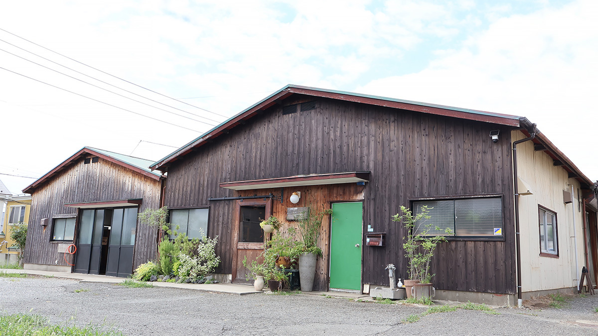 古家具古道具そうすけ　そうすけの外観。左にあるのは工房兼倉庫。店舗の前は駐車スペースで3台停められる