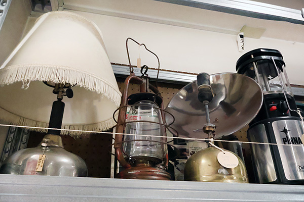 viblant　左はランプシェードがついたランプ