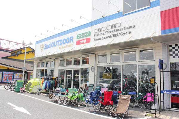 店頭にはテントや椅子を陳列している