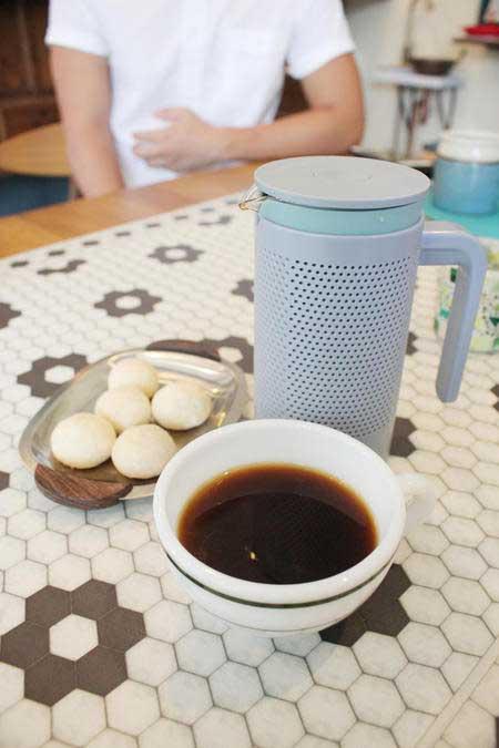 ホットコーヒーとホットティーはポットで提供