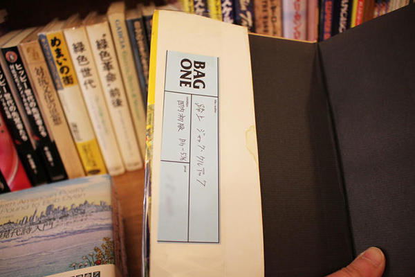 本棚には新刊・古書が一緒に並べられている