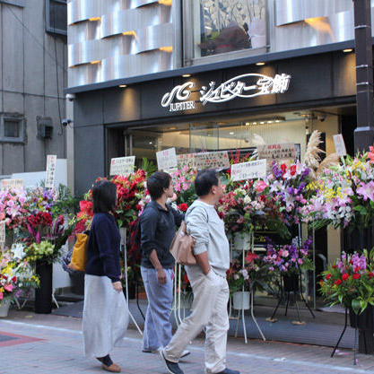 オープン初日の店頭。早くも道行く観光客が足を留める