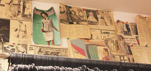 ヨーロッパの雑誌や新聞のページを壁に貼り、ヴィンテージな雰囲気を演出。