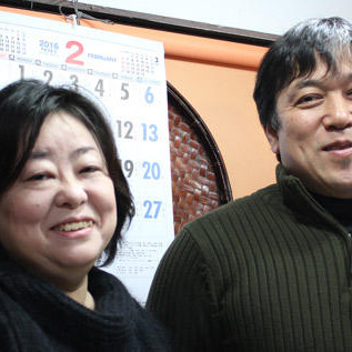 店主の菊田久美さん（左）とご主人の菊田健治さん。元々は健治さんが副業として始めたネットオークションが同店のはじまりだ。音楽が趣味の健治さんはレコードやCD、オーディオ製品を扱っている。久美さんの趣味は着物。それぞれの強みを活かしている