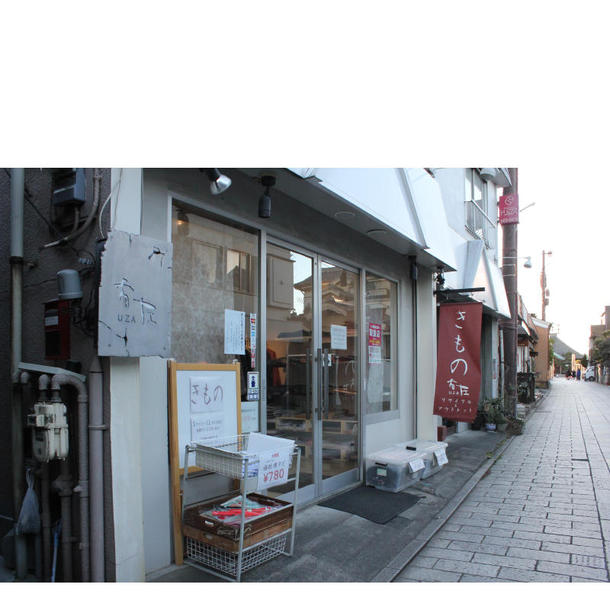  同店の外観。店舗は蔵づくりの建物が並ぶ一番街の表通りから寺院へと続く道沿いに位置している