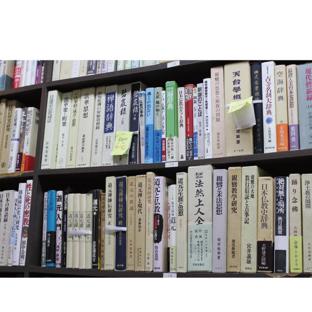 鶴見には曹洞宗大本山の總持寺があることから、宗教関係の書籍が充実。入口近くには仏教をはじめ、様々な宗教の本を陳列している